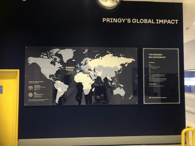 carte du monde exposition abbvie plaque plexiglas