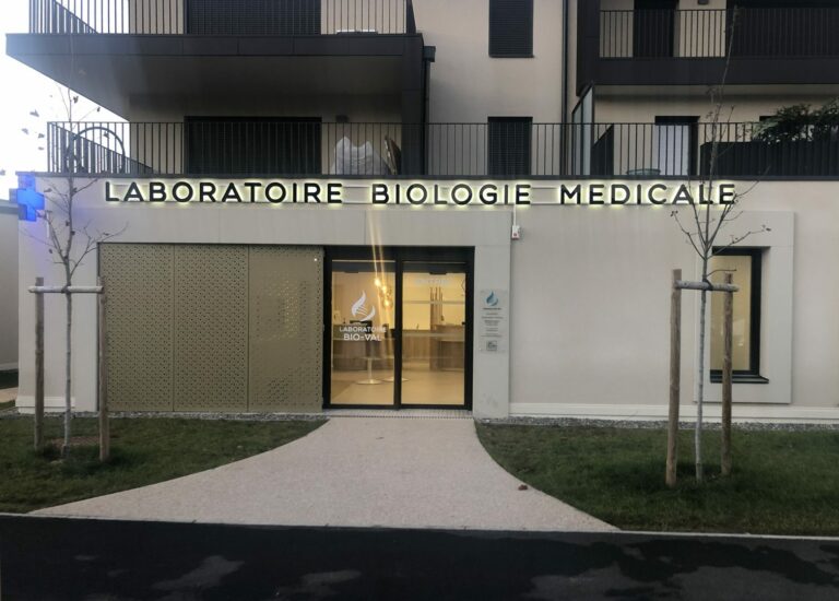 pose enseigne lumineuse laboratoire biologie medicale seyssel