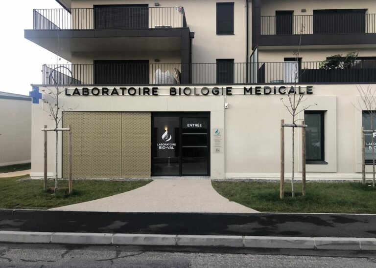 enseigne laboratoire biologie medicale lettres rétroéclairées