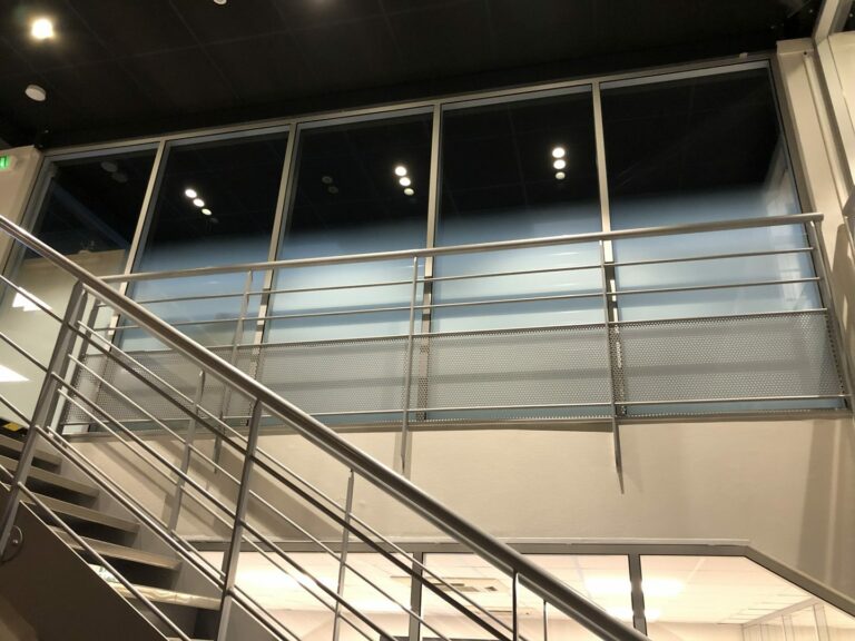 vitrine dépolie escaliers enseigniste olb publicité