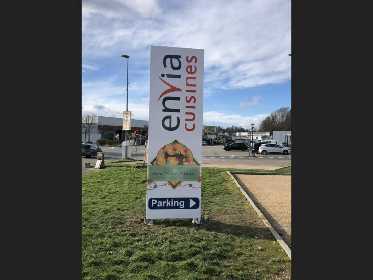 totem publicitaire Pont de Beauvoisin Envia cuisines